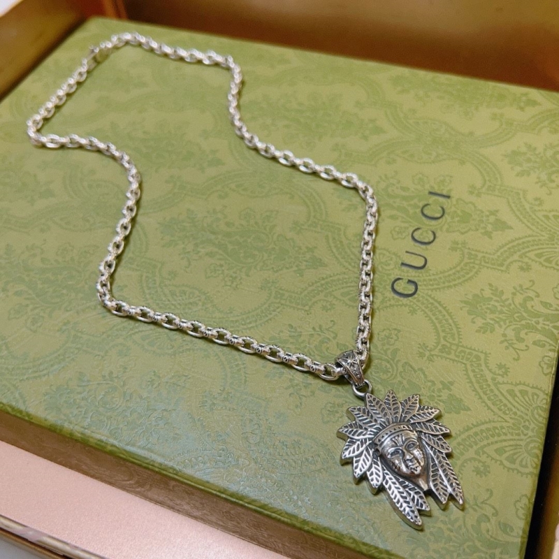 G*u*i necklaces